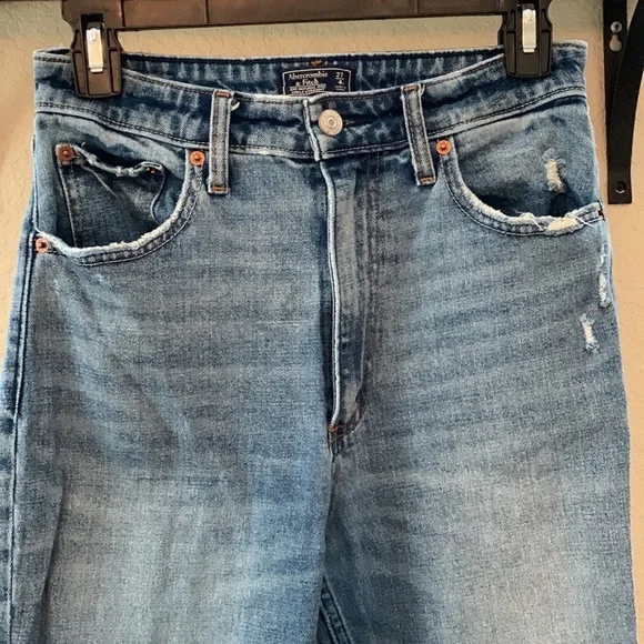 Abercrombie and Fitch Zoe Natural Rise Ankle straight leg jeans - Picture 4 of 6